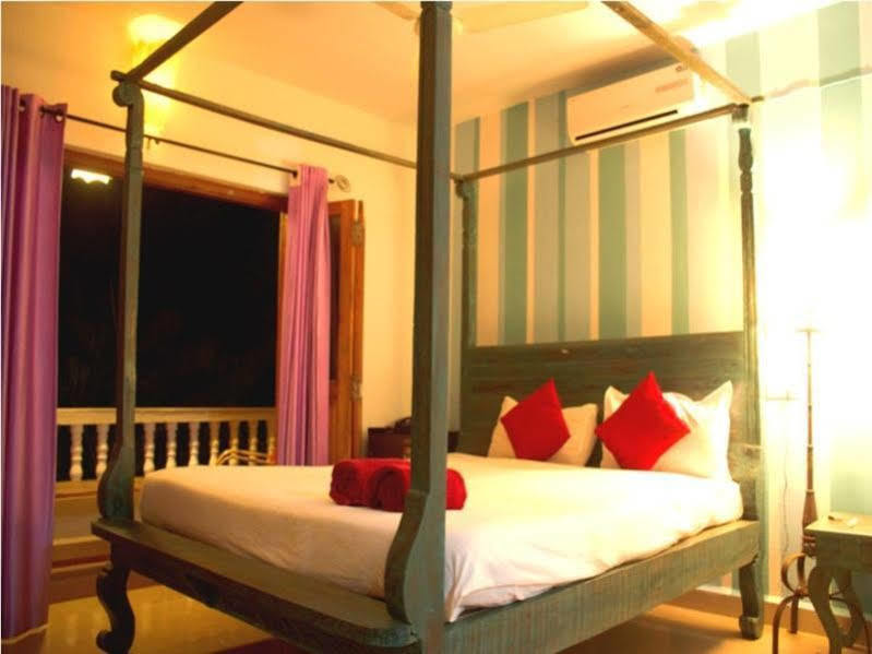 Sea View Resort Morjim Esterno foto