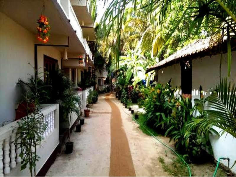 Sea View Resort Morjim Esterno foto